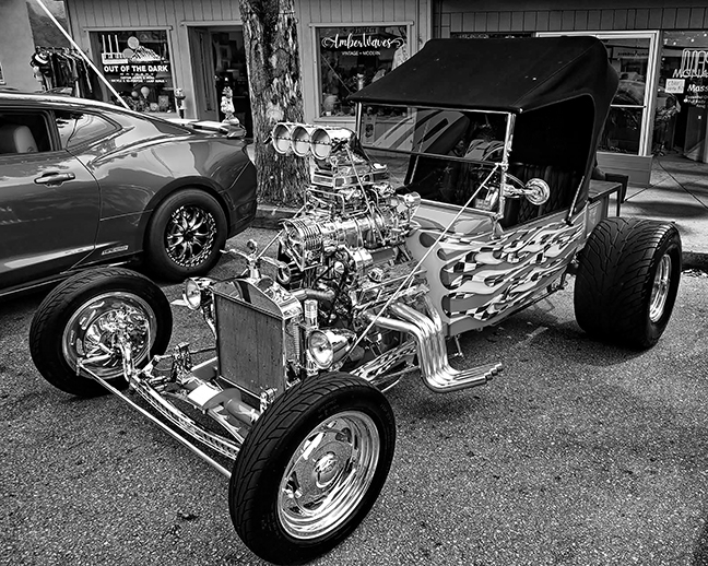 The photo at top of article, rendered in black and white using Silver Efex.